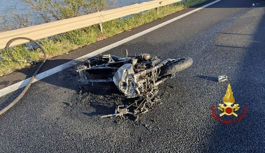Urta un furgone e la moto prende fuoco: il motociclista era di Bonorva