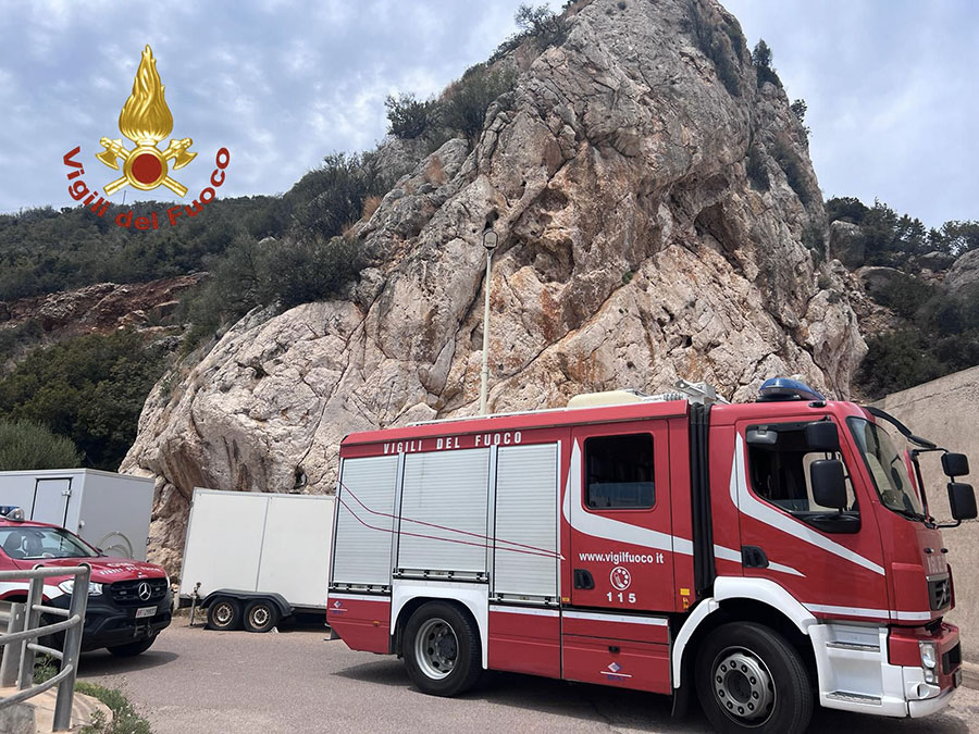 Capra bloccata su una parete rocciosa: salvata dai Vigili del Fuoco