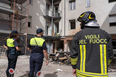 Nuoro, Vigili del fuoco e Polizia Locale sul luogo dell'incendio (foto S.Novellu)