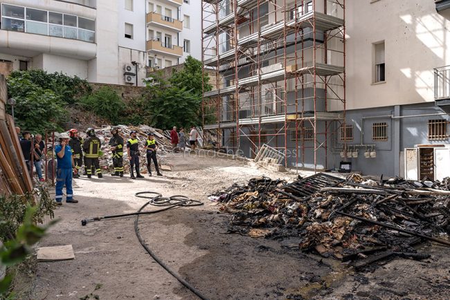 Nuoro, il cortile dell'incendio (foto S.Novellu)