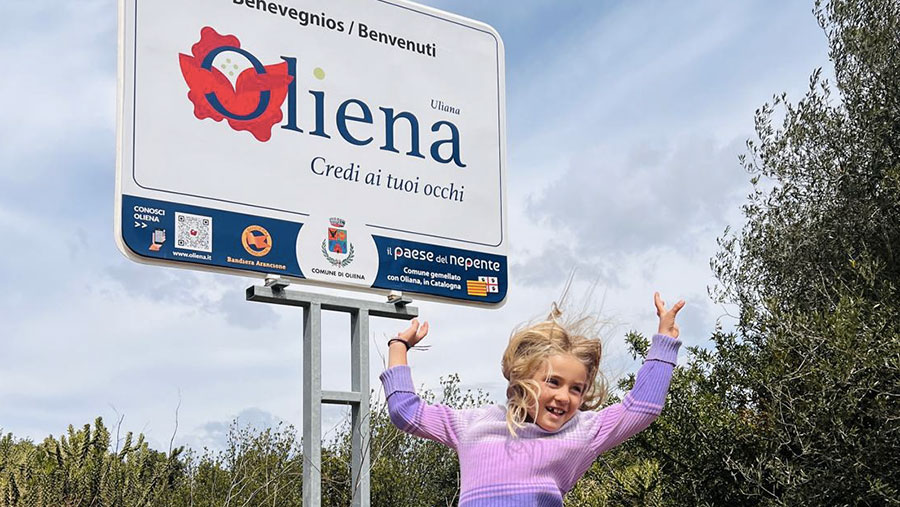 Oliena. Desideravano avere un figlio: dopo dieci anni tornano dall’Australia con una bimba che porta il nome del Paese barbaricino