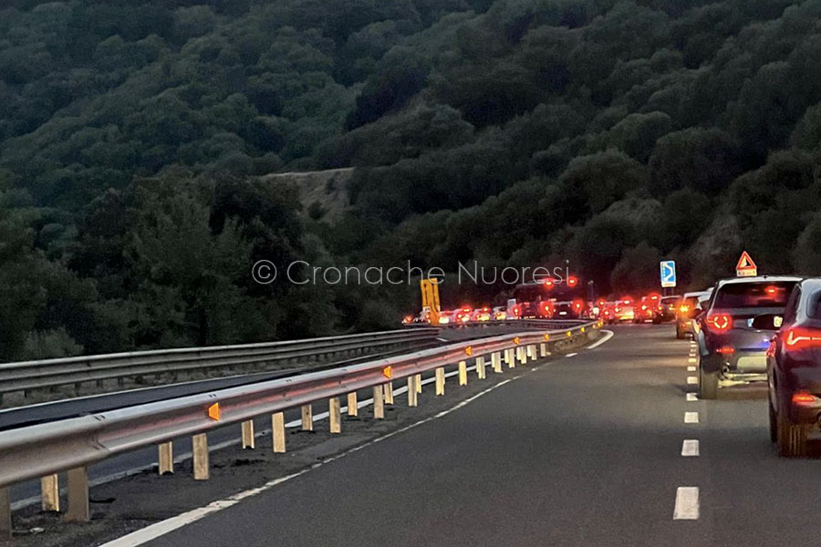 Tamponamento in galleria a Pratosardo: traffico bloccato e file chilometriche