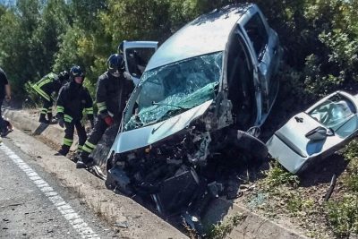 Una delle due auto coinvolte nel frontale a Oloe