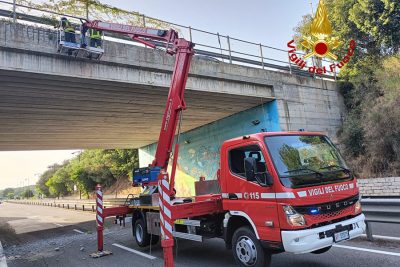 I vigili del fuoco verificano il crollo di calcinacci