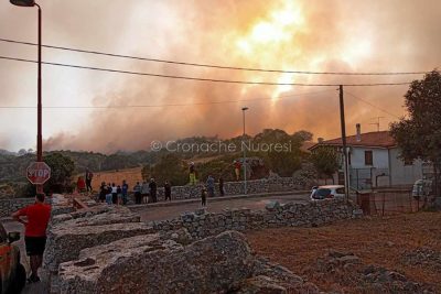 Il fuoco lambisce l'abitato di Orotelli (foto Pintus)