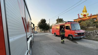 Squadre dei Vigili del fuoco a Orotelli