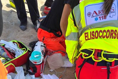 Le operazioni di soccorso sulla spiaggia di Orosei