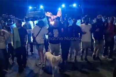 Manifestanti bloccano i tir carichi di pale eoliche al porto di Oristano