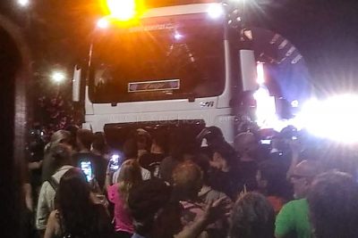 Manifestanti bloccano uno dei tir al porto di Oristano