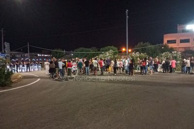 Manifestanti e Polizia in tenuta antisommossa a Oristano