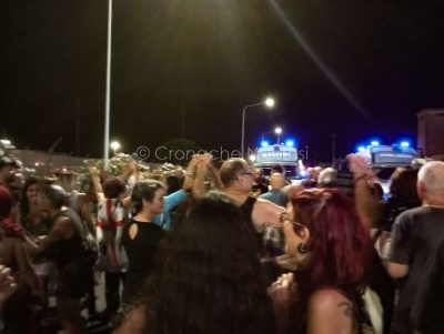 Manifestanti e polizia si fronteggiano al porto di Oristano