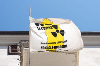 Nuoro, bandiera No Iscorias all'Europeade (foto S.Novellu)