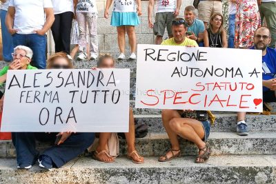 Nuoro, slogan contro la speculazione energetica all'Europeade (foto S.Novellu)