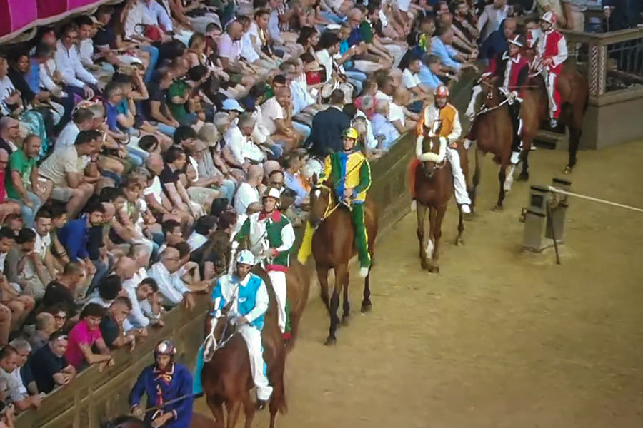 Il maltempo ferma il Palio di Siena 2024. Prosegue l’attesa per i cinque i fantini sardi in gara