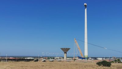 Una pala eolica in costruzione nella zona di Marrubiu (foto S.Novellu)