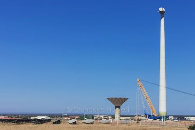 Una pala eolica in costruzione nella zona di Marrubiu (foto S.Novellu)