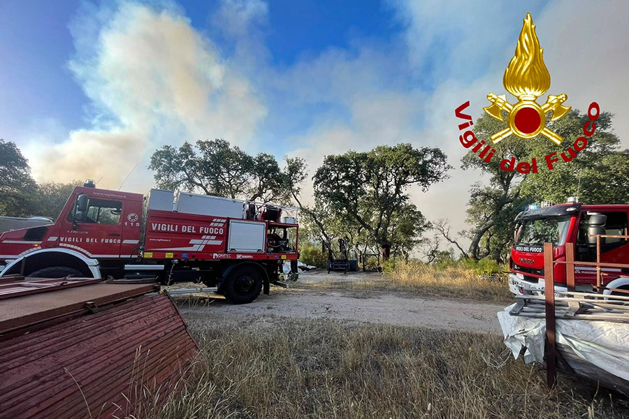 Vasto incendio tra Luras e Calangianus: evacuati diversi stazzi – VIDEO