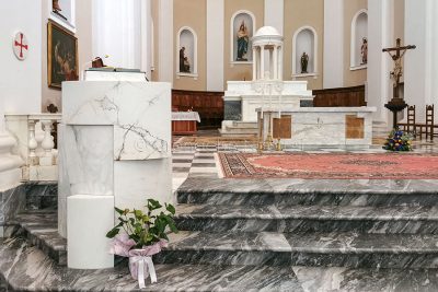 Nuovi mensa e ambone della cattedrale di Nuoro (foto S.Novellu)