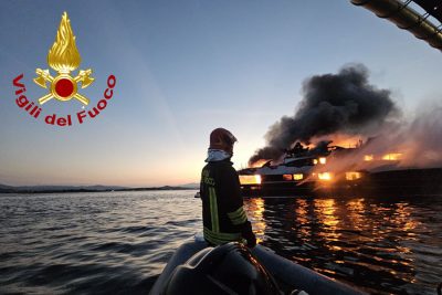 Lo yacht a fuoco a Olbia