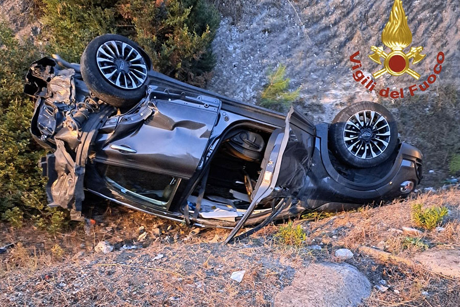 Due auto si tamponano: una finisce contro  il guard rail e l’altra si ribalta