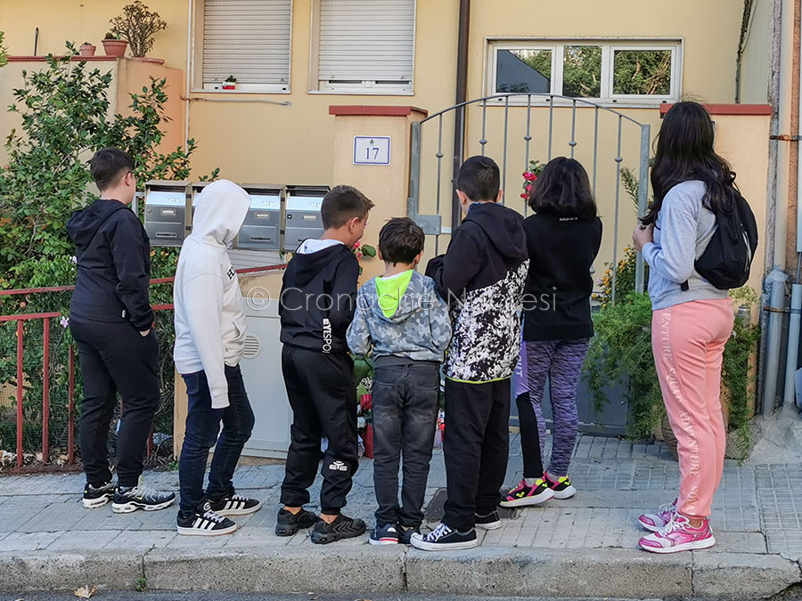 Bambini davanti alla casa degli orrori (foto S.Novellu)
