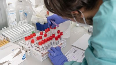 Il laboratorio di analisi del San Francesco di Nuoro (foto S.Novellu)