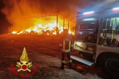 L'intervento dei vigili del fuoco a Orani