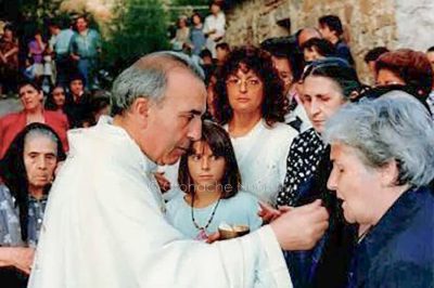 Don Floris mentre celebra la Novena a Valverde