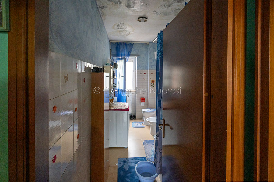 Efficientamento energetico incompleto nelle popolari di via Gonario Pinna: residenti disperati per i danni da infiltrazioni – VIDEO