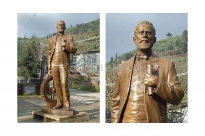 La statua dedicata a don Franceschino Gallisay