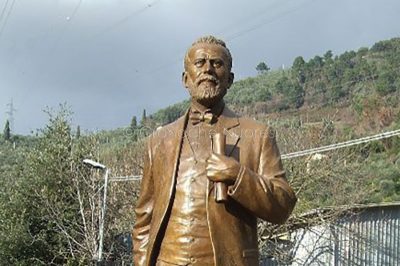 La statua dedicata a don Franceschino Gallisay
