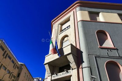 Lutto cittadino, bandiere a mezz'asta in Prefettura (foto S.Novellu)
