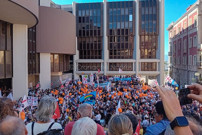 Pratobello 24. Folla a Cagliari per la consegna delle firme ( foto G.Dessi')