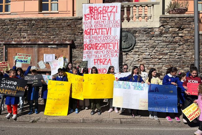 Protesta contro la chiusura dell'Alberghiero di Desulo
