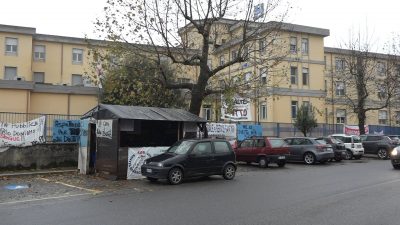 L'ospedale San Camillo tappezzato di striscioni