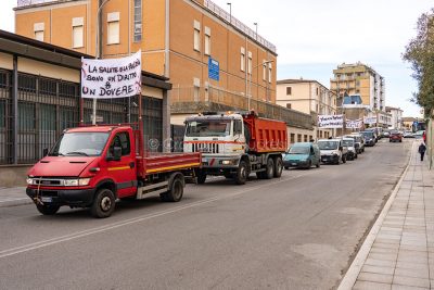 Nuoro. Edili in piazza (foto S.Novellu)
