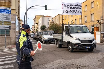 Nuoro. Edili in piazza (foto S.Novellu)