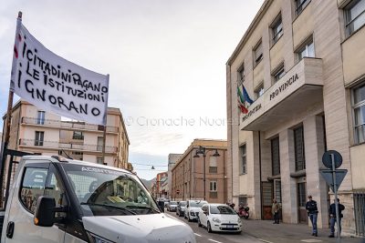 Nuoro. Edili in piazza (foto S.Novellu)