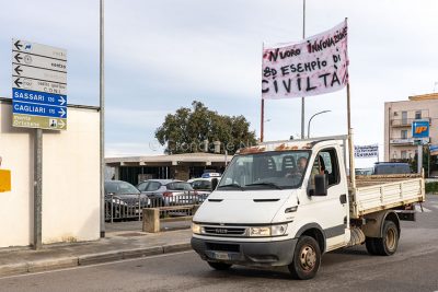 Nuoro. Edili in piazza (foto S.Novellu)