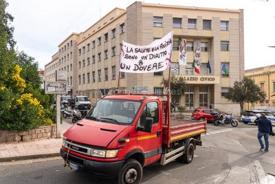 Nuoro. Edili in piazza (foto S.Novellu)