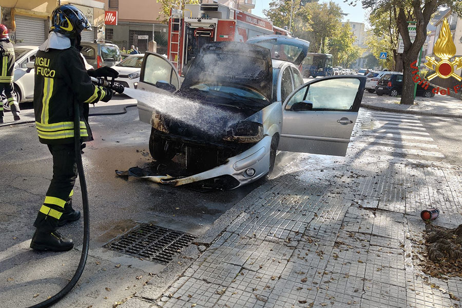 Nuoro. Paura in viale Sardegna nel primo pomeriggio: auto a fuoco e conducente illeso