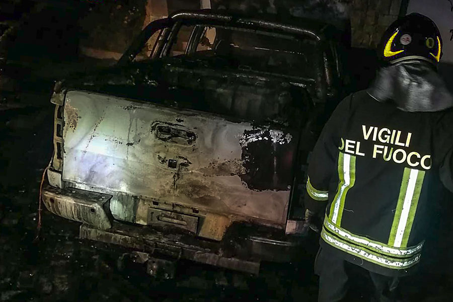 Budoni. Attentato incendiario: distrutto dalle fiamme pickup di un ventenne