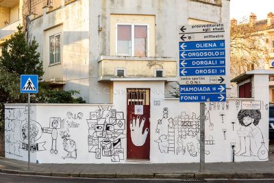 Murale in preparazione in via Santa Barbara (foto S.Novellu)