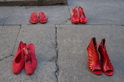 Scarpe rosse contro la violenza di genere (foto S.Novellu)
