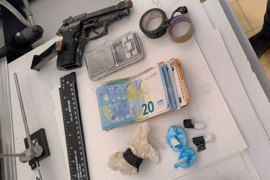 Nuoro. In casa una pistola modificata, cocaina e contanti: 19enne arrestato