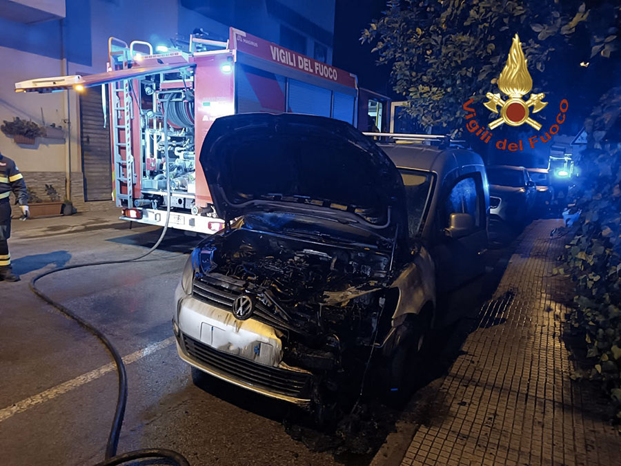 Nuovo incendio doloso a Siniscola: auto distrutta poco prima lo scoccare del nuovo anno