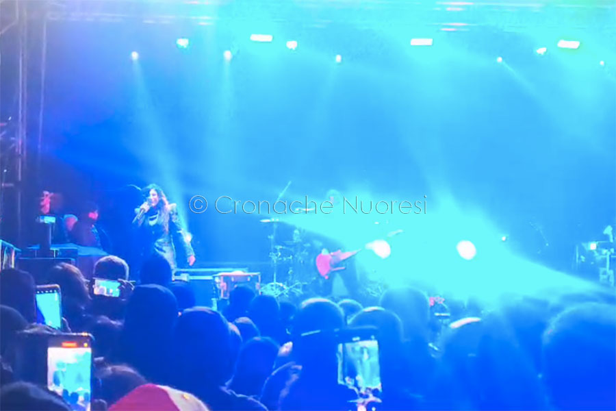 Capodanno a Nuoro. Ubriaco si avvicina al palco con una bottiglia in vetro : giovane nei guai