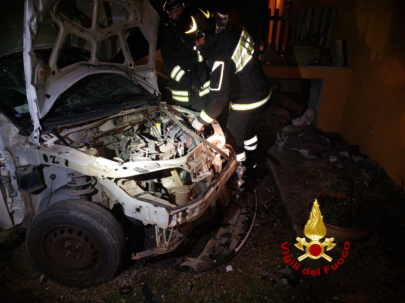 Attentato dinamitardo a San Teodoro: Fiat Punto distrutta da una bomba