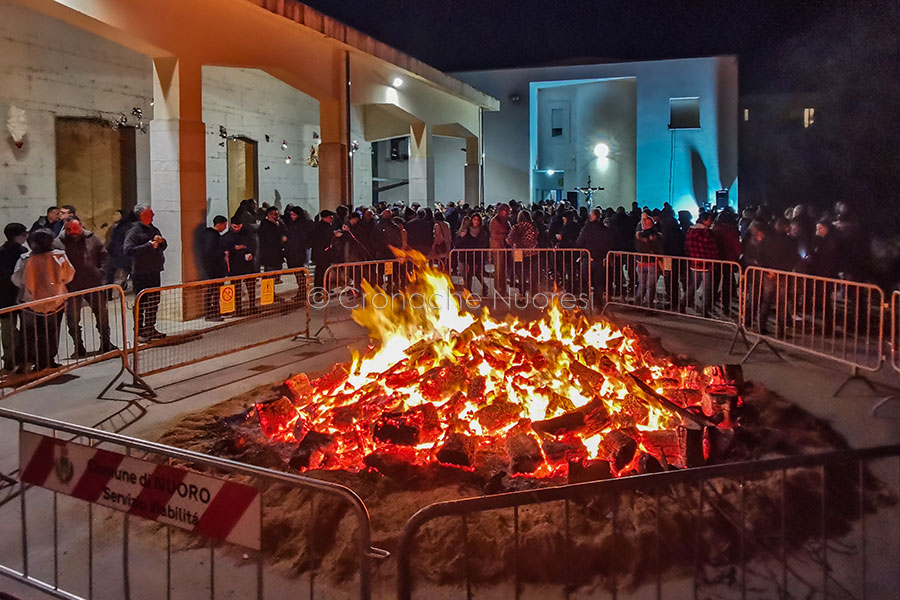 Dopo le piogge a Nuoro si accendono i fuochi di Sant’Antonio: ieri festa grande al Sacro Cuore – VIDEO