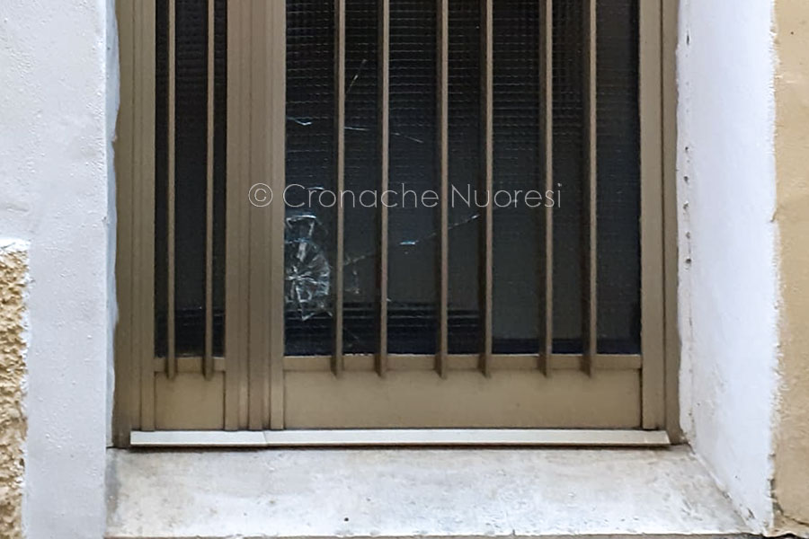 Ennesimo atto vandalico a Nuoro: danneggiata per la terza volta la porta di un anziano
